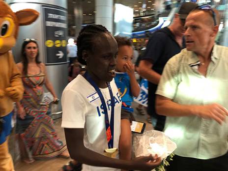 מתקבלת באהבה בשדה התעופה