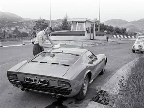 בוב וואלאס ליד למבורגיני מיורה P400 יחידה מסדרה J שהייתה מיועדת למירוצים. הרכב הושמד במהלך המבחנים (צילום: יצרן)