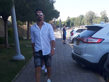 "האם אי פעם מישהו מאיתנו איחר לאימון?" כיאל בכניסה לפגישה