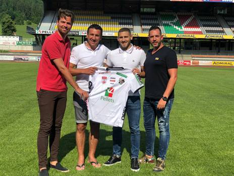 ויסמן מציג את החולצה החדשה