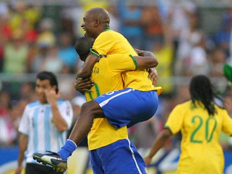 כשג'ילברטו ובפטיסטה חגגו על טבס (GETTY)