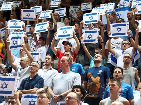 האוהדים מילאו הערב את הדרייב אין (צילום: אלן שיבר)