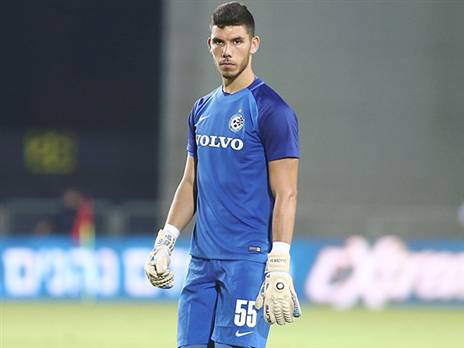 מצפים לבואו. גלזר במדי מכבי חיפה (צילום: אלן שיבר)