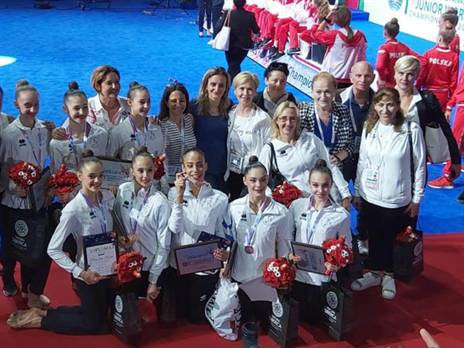 הישג גדול. הנבחרת לאחר הזכייה (צילום: איגוד ההתעמלות)