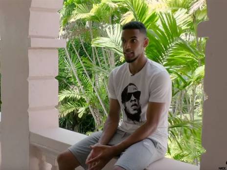 בלקמן במסגרת הסרטון שפרסם מהמסע