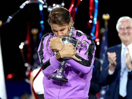 מחבק את הגביע ה-19 שלו בגראנד סלאם (getty)