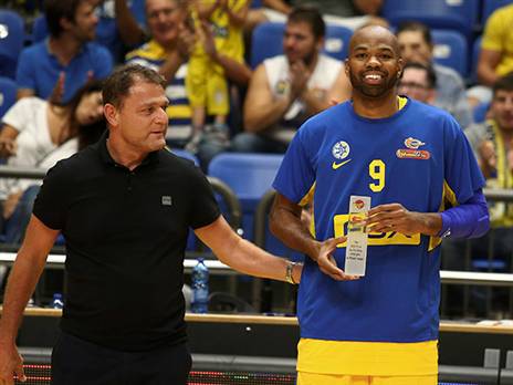 דריקס עם טיוס בעונה שעברה. יסיים את תפקידו אחרי 13 שנים (אלן שיבר)