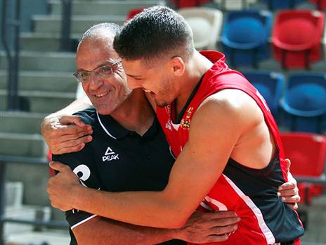 שוכמן מסתחבק עם המאמן החדש/ישן (אלן שיבר)