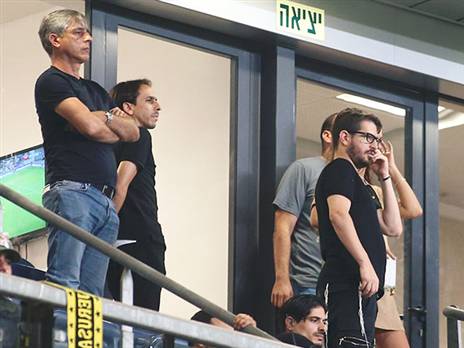 לא מסוגל לזוז הצידה באמת, חוגג (דני מרון)