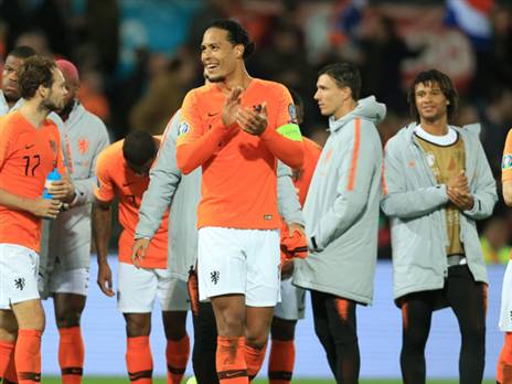 ניצחון, וההולנדים עם רגל וחצי ביורו. ואן דייק (getty)