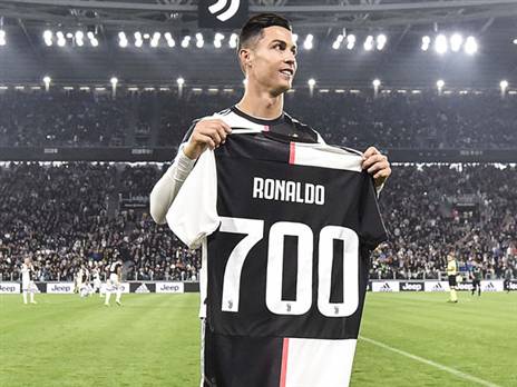 עוד לפני המשחק: רונאלדו קיבל חולצה מיוחדת לכבוד הגעתו ל-700 שערים בקריירה (getty)