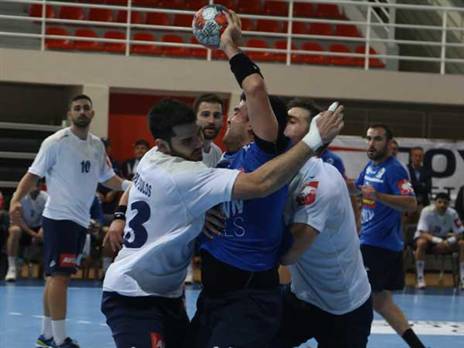 קרב קשוח ביוון (צילום: intime sports photo agency/giannis moisiadis)