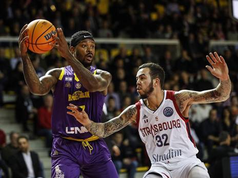 פוסטר מול יורק. אחד במשחק רגוע, השני הפציץ (FIBA)