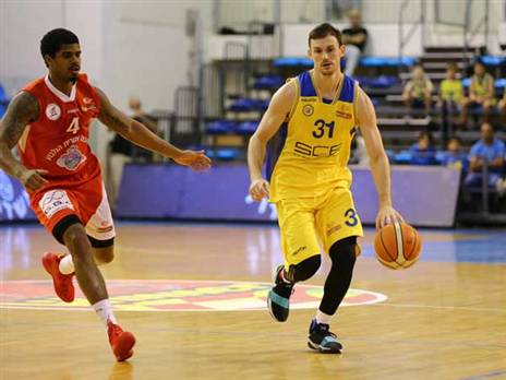 תגיע בסגל חסר. דאגלס מול גלבוע (צילום: מנהלת הליגה)