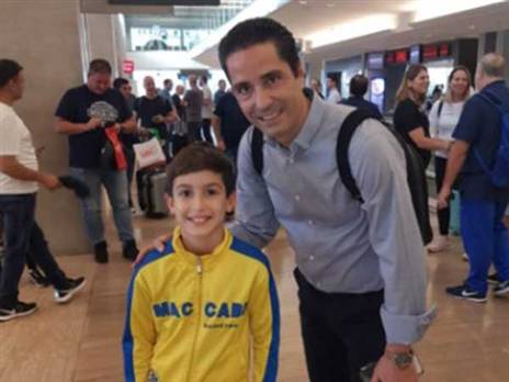 המאמן התפנה להצטלם עם מעריצים