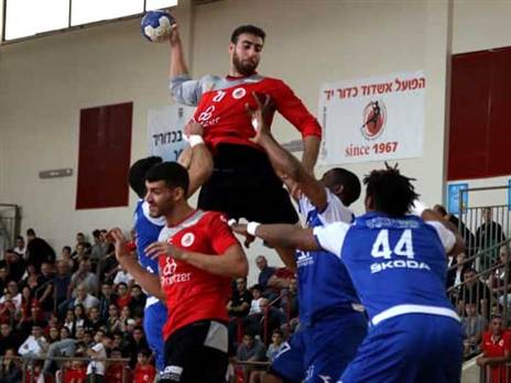 ניבו לוי עולה לשער, אשדוד עם הפסד ראשון (צילום: משה דהן, הפועל אשדוד)