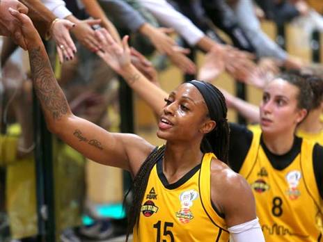 טיפאני מיטשל חוגגת (מנהלת הליגה)