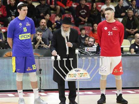 וכמובן שהיה גם טקס הדלקת נרות (דני מרון)