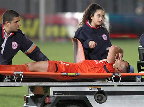 "לא חשבתי שהוא יפרוש". דהן על האלונקה (צילום: יוסי שקל)