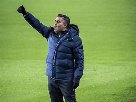 לא מאלה שמרים ידיים, סילבס (עודד קרני)