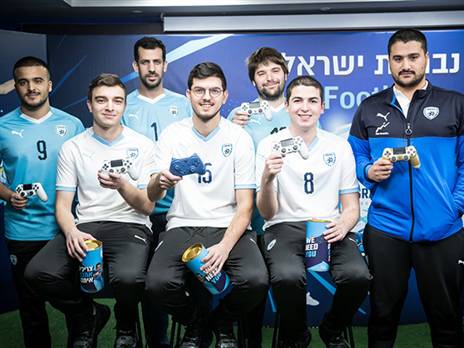 שחקני הפיפ"א של הנבחרת. מימין לשמאל: ארז גבאי, נמרוד הורביץ, תמיר לוי ורועי פלדמן