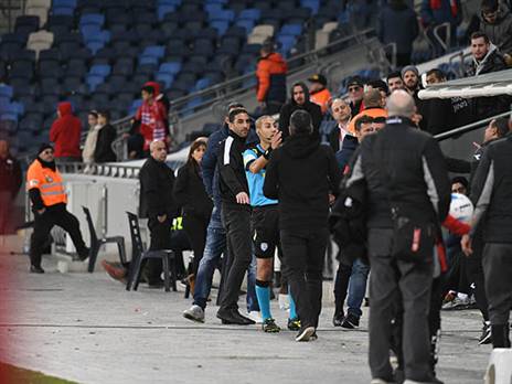 לאחר בדיקת VAR, ליאני ביטל בצדק את הפנדל של רעננה בדקה ה-90. (צילום: אנצ'ו)