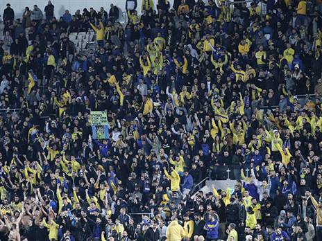 התנפלות כרטיסים של האוהדים הצהובים. (דני מרון)