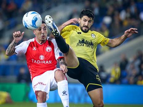 "לא הגיע לו כרטיס אדום". אלמוג כהן אמש (צילום: מאור אלקסלסי)