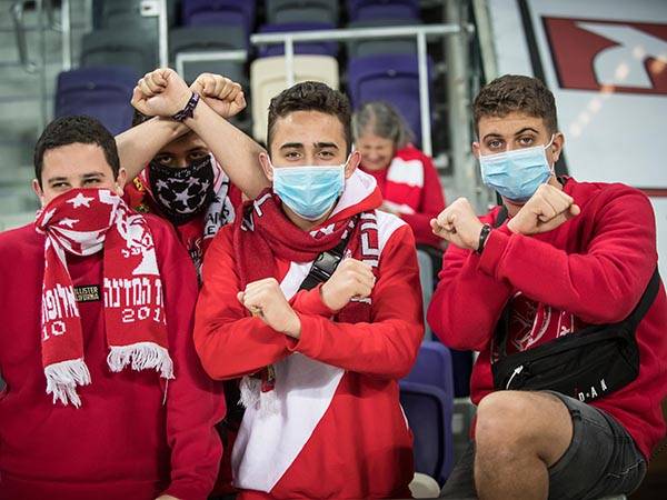 אוהדים עם מסיכות (עודד קרני)