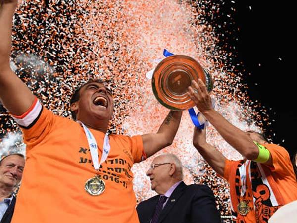 פדרו חוגג עם הגביע. דמאיו: "הכדור היה בשבילו כמו בחורה" (אלן שיבר)