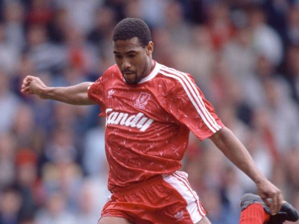 בארנס. היה מתענג יותר על האליפות ההיא אילו ידע שהיא האחרונה (GETTY)