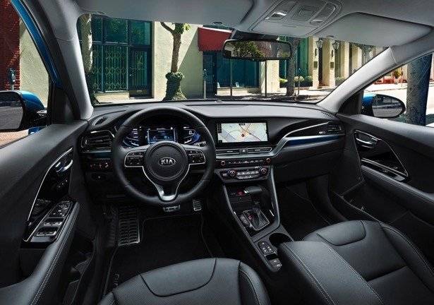 בגרסה הישראלית מסך המולטימדיה קטן יותר. כאן בתמונה צג דיגיטלי 10.25 אינץ' שאינו קיים בארץ