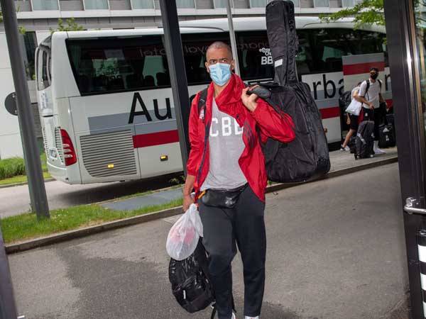שחקני באיירן מגיעים למלון במינכן (getty)