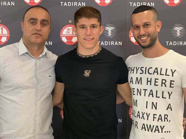 דדיה במעמד החתימה עם סוכנו בועז גורן (באדיבות הפועל ב"ש)