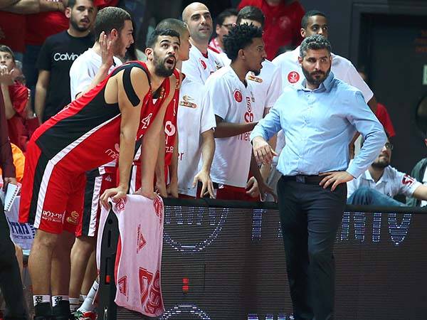 שחקני הפועל. גם הם הופתעו? (אלן שיבר)