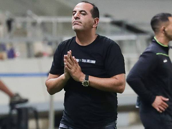 איכשהו, עדיין תלויים בעצמם. רפואה (צילום: דני מרון)