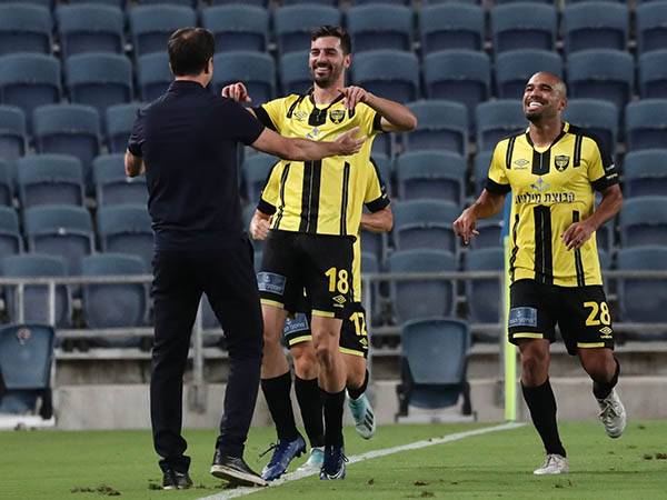 השחקנים מחבקים, בבית"ר לא בטוחים שזה מספיק (דני מרון)