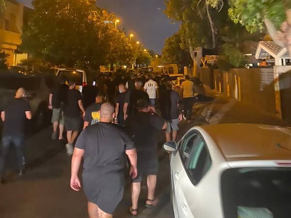 אוהדי בית"ר שוב הגיעו להפגין מחוץ לביתו של רוני לוי