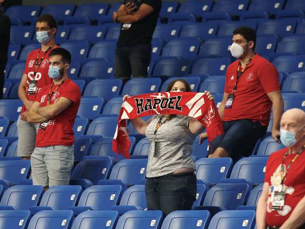 יתרון אדום נדיר ביציע (אלן שיבר)