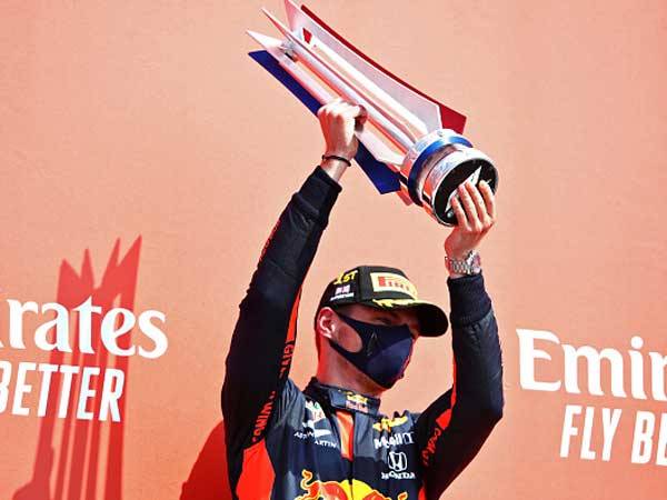 ואז מניף את התואר (getty)