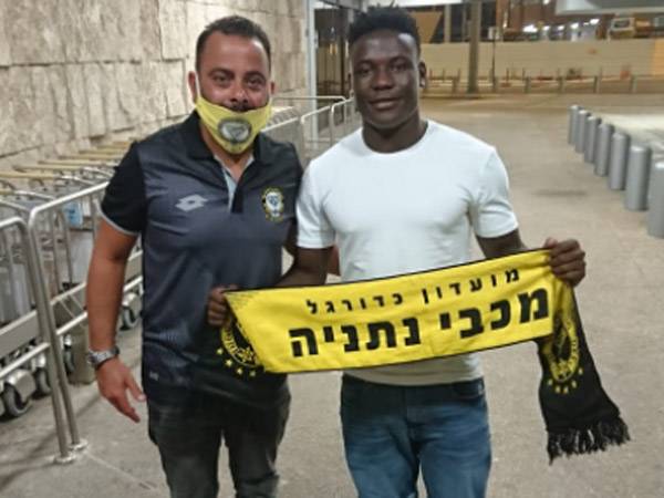 בנדה עם ענר כהן, האחראי על הזרים בנתניה (צילום: מוטי פשכצקי)