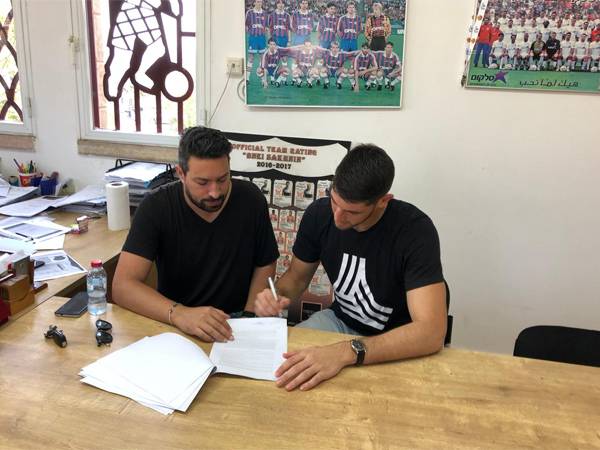 הרן בעת החתימה (בני סכנין, רשמי)