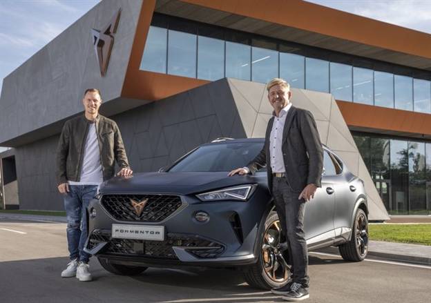 נשיא קופרה ווין גריפיתס ולצידו שוער ברצלונה מארק אנדרה טר שטגן שמייצג את החיבור המסחרי בין קופרה לקבוצת הכדורגל הספרדית (צילום: יצרן)