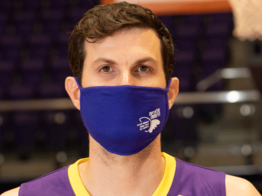 גיא פניני עם המסכה. (דודי אוחיון, הפועל חולון)