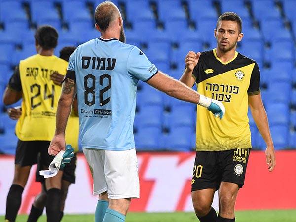 עמוס. שוב נותר בחוץ (ברני ארדוב)