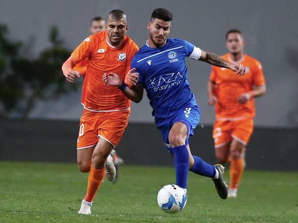 יצחק (משמאל) בקרוב באדום? (אלן שיבר)