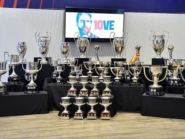 הגביעים שהיו לצד מסי במסע"ת (getty)