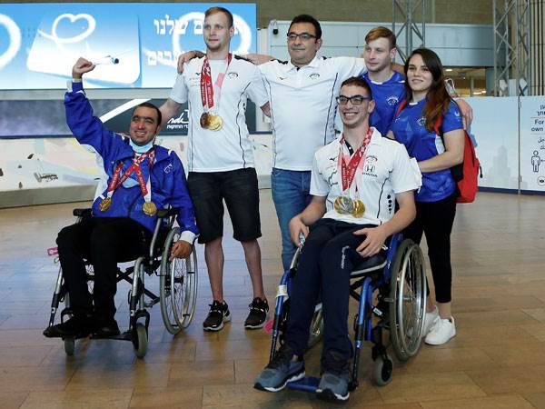 משלחת השחייה חוזרת לנתב"ג (צילום: אלן שיבר)