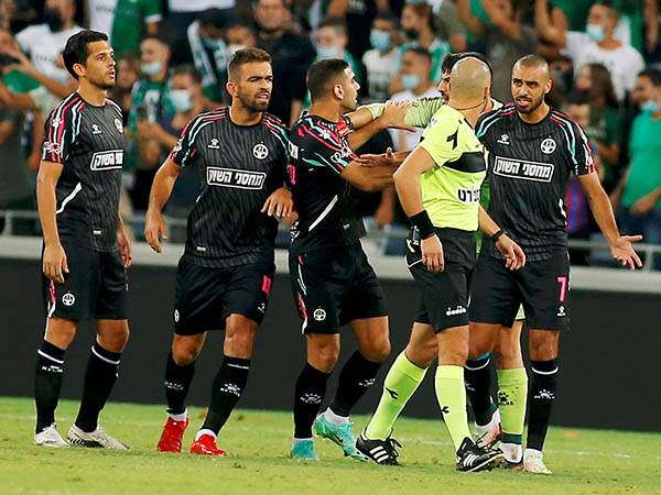 "שחקנים יודעים שאפשר להלחיץ אותו" (צילום: אלן שיבר)