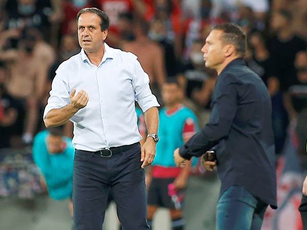 רוני לוי לצד בכר. ב"ש לא באה לשחק כדורגל (אלן שיבר)